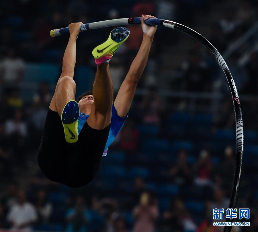 高清组图:全运会薛长锐男子撑杆跳夺冠