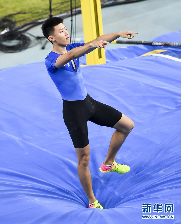 高清组图:全运会薛长锐男子撑杆跳夺冠