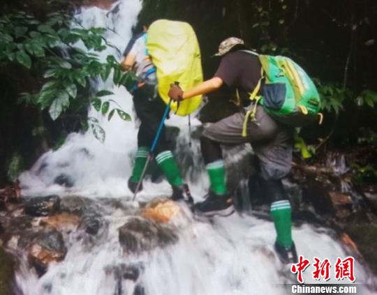 爬山涉水。受访者 供图