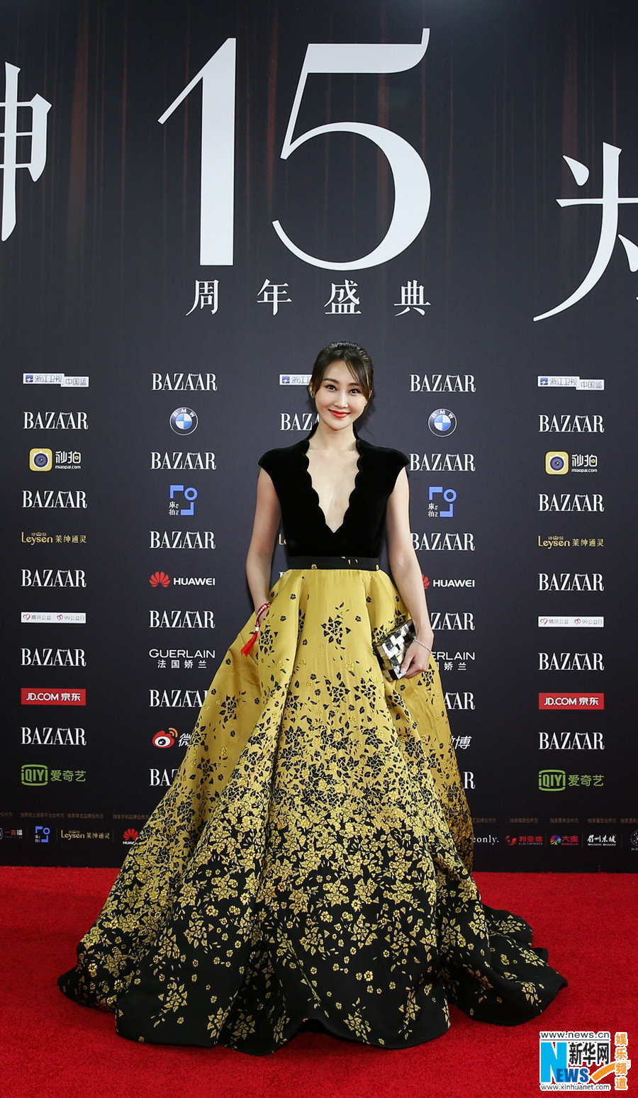 芭莎慈善夜红毯星光熠熠 章子怡李冰冰同框合影 (10)