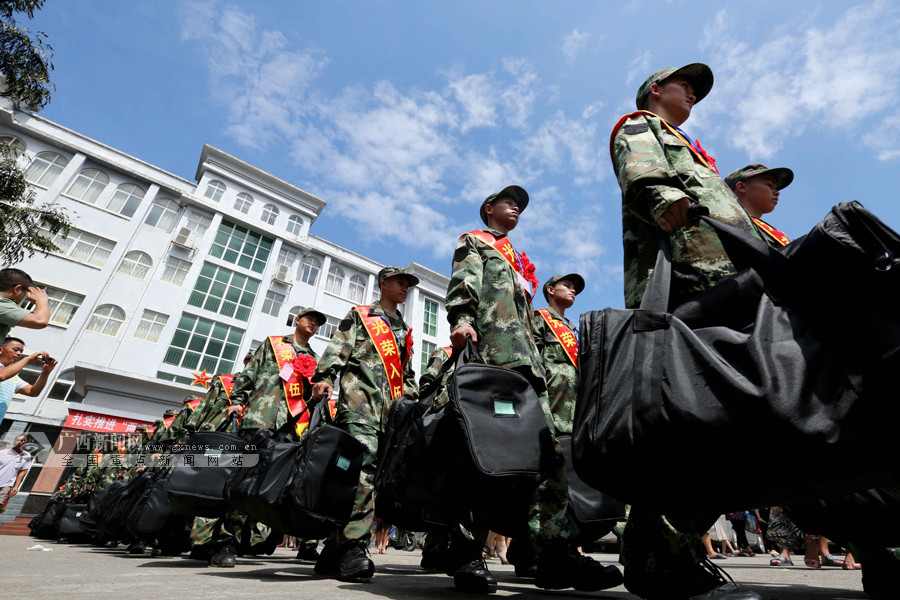 融安举行新兵入伍欢送仪式(组图) (1/8)