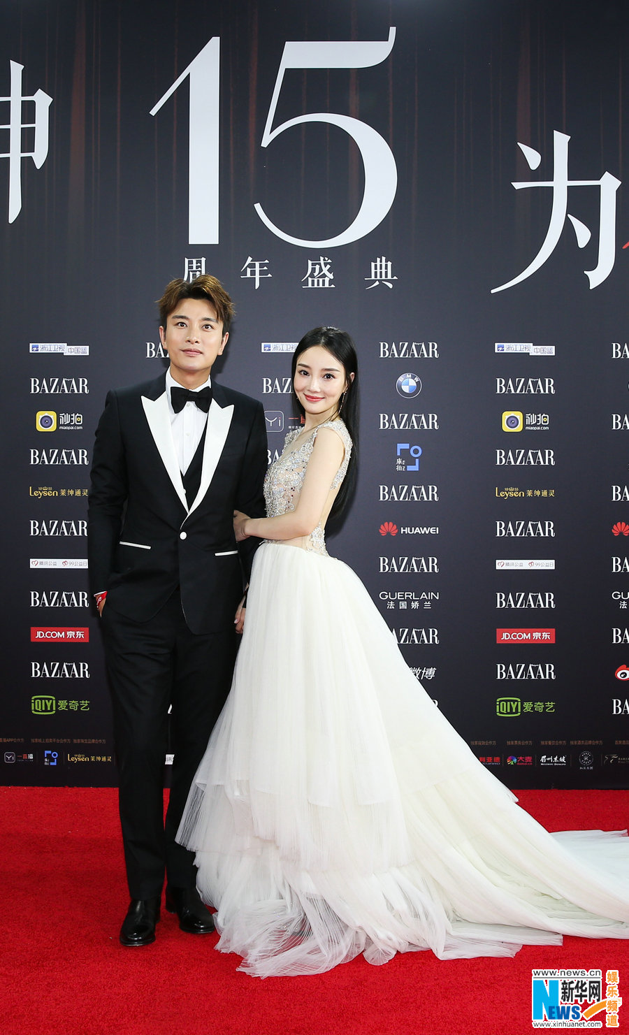 芭莎慈善夜红毯星光熠熠 章子怡李冰冰同框合影 (28)