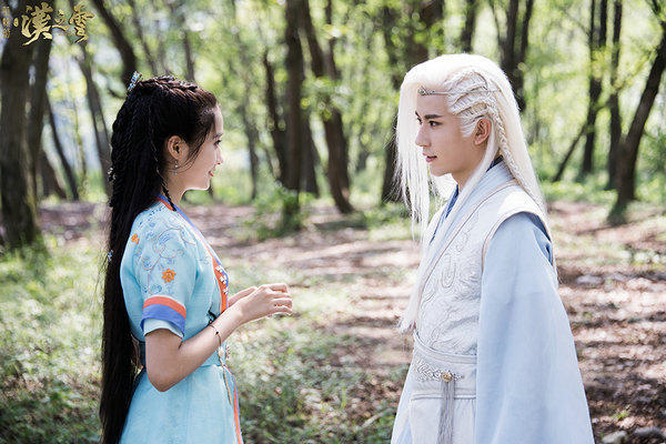 于朦胧情动紧抱关晓彤 痴心人设被封"冷痴汉"