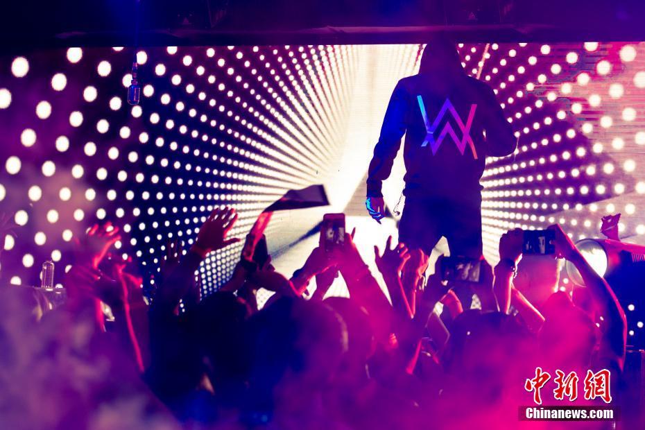 音乐人alan walker空降福州演绎《fade》(图)