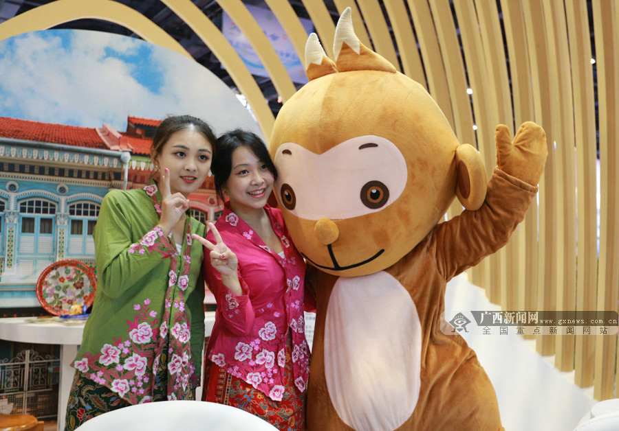 高清:记者化身东博会吉祥物"合合" 体验艰辛