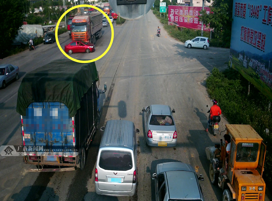 小轎車變道調頭進入大貨車盲區遭推行200米圖