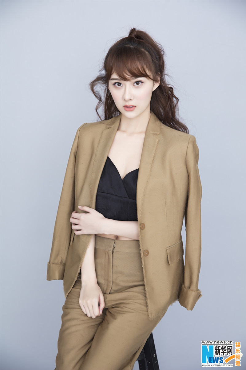 曹曦月西装写真干练优雅 (6)