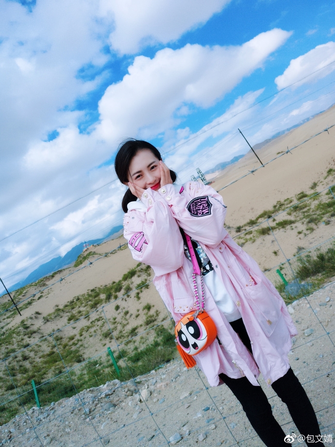 包贝尔媳妇包文婧压马路 扎小辫嫩似芳龄少女