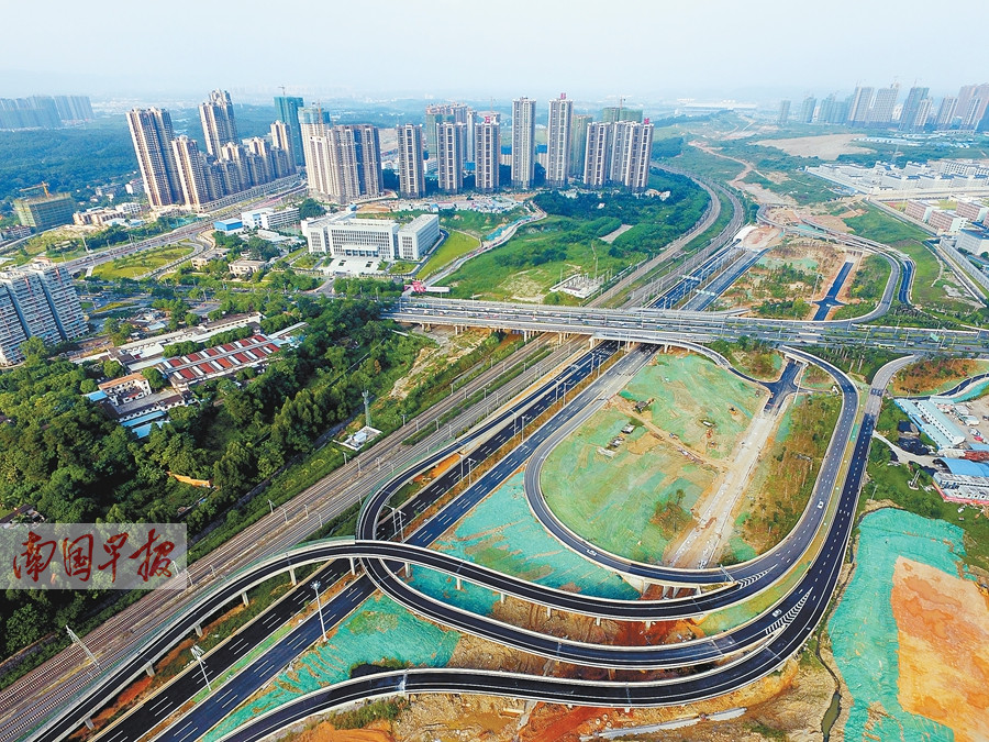 新建成的东西向快速路(东段)与厢竹大道连接,交通更加便捷.