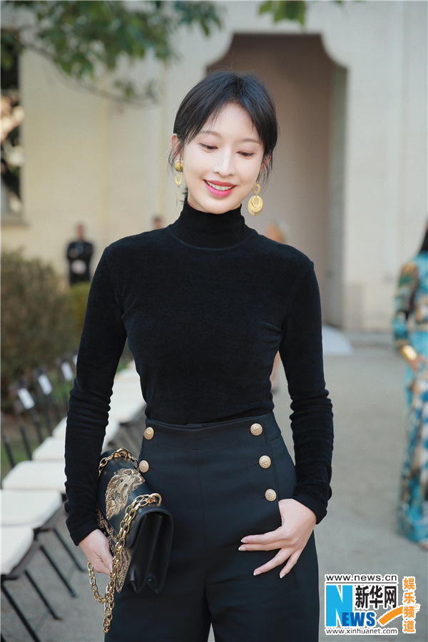 张俪米兰时装周首秀 随意难掩独特气质