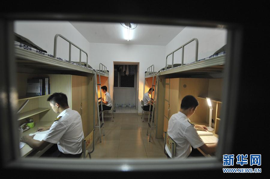 9月21日,在四川省广汉市中国民用航空飞行学院宿舍,飞行学员在温习