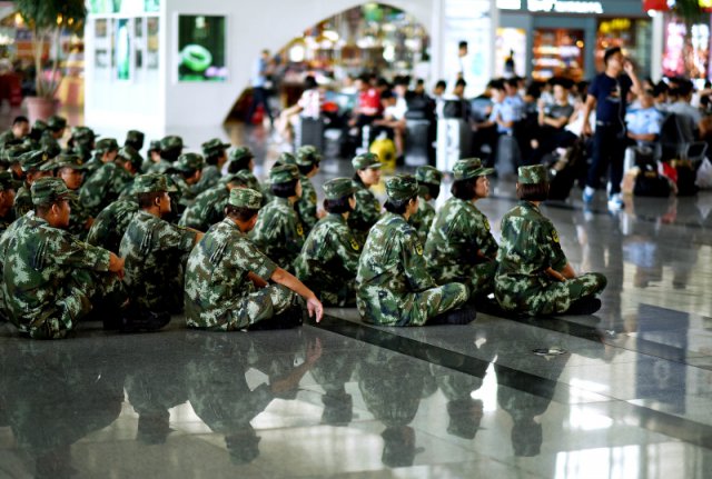 武警席地而坐等高铁感动国人 记者探访背后的故事