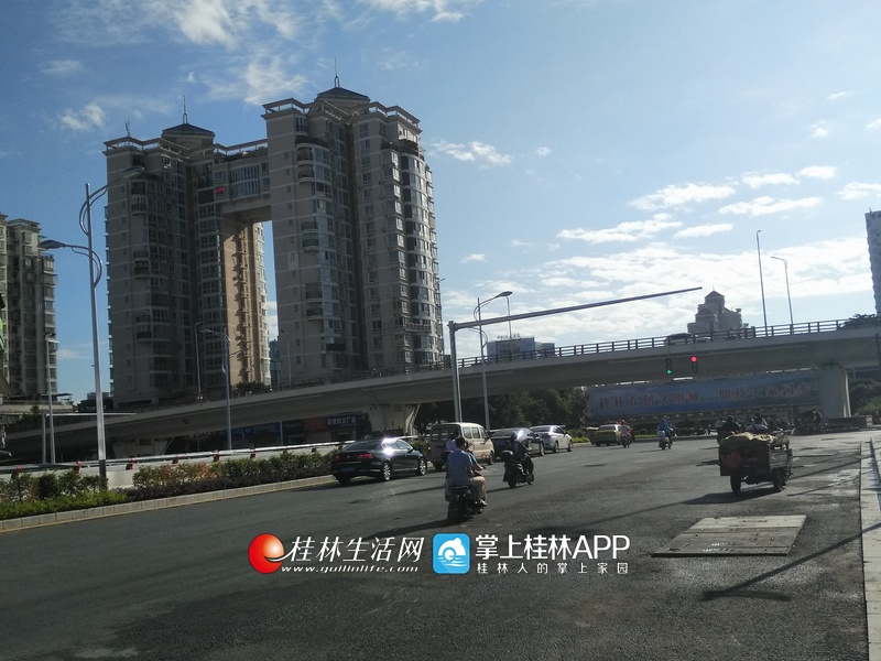 高清组图:桂林香江立交桥平交层试行通车 10月竣工