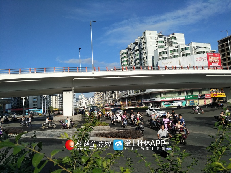 高清组图:桂林香江立交桥平交层试行通车 10月竣工