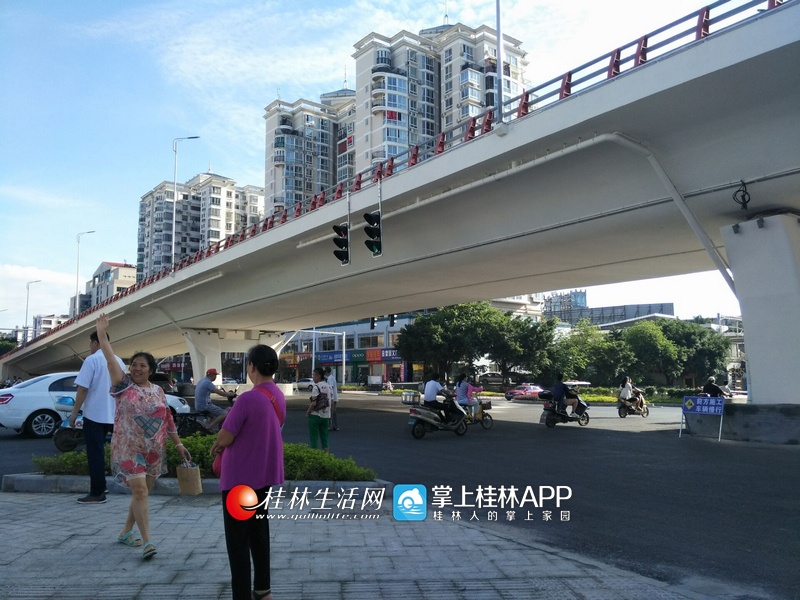高清组图:桂林香江立交桥平交层试行通车 10月竣工