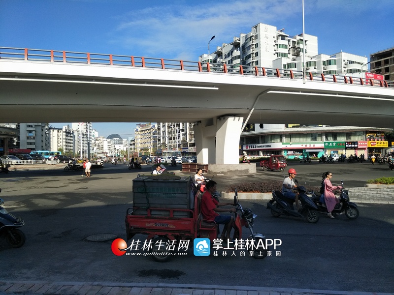 高清组图:桂林香江立交桥平交层试行通车 10月竣工