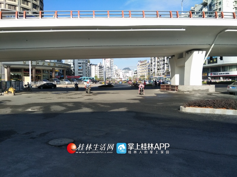 高清组图:桂林香江立交桥平交层试行通车 10月竣工