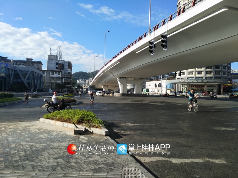高清组图:桂林香江立交桥平交层试行通车 10月竣工