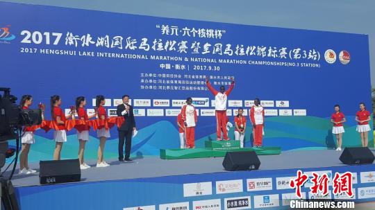 女子全程马拉松赛冠亚季军. 王鹏 摄
