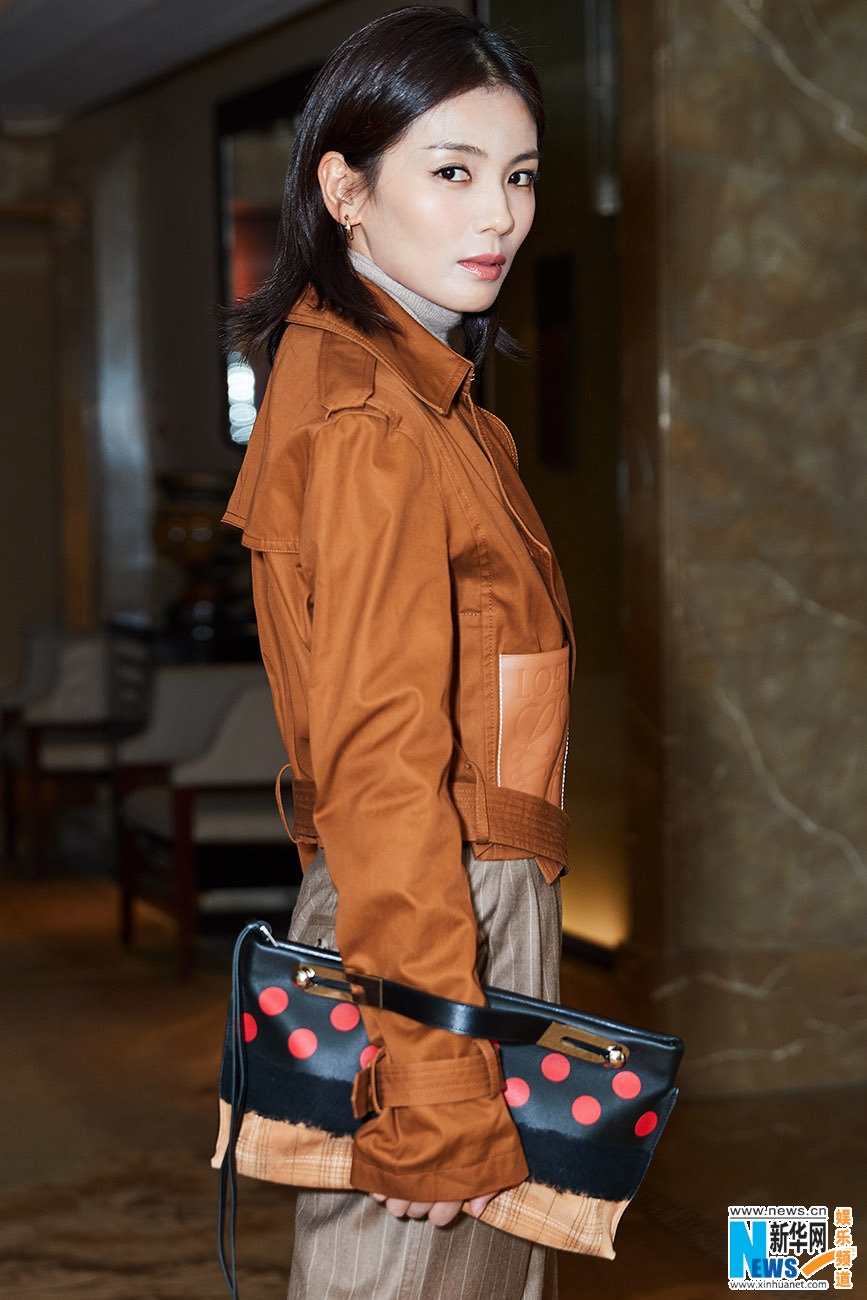 刘涛启程巴黎时装周 利落驼色造型秋意浓