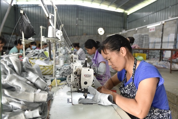 都康鑫达手套厂探索出了一条贫困群众在家门口就业脱贫的新路子