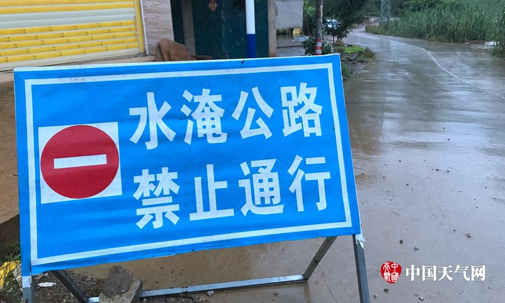 村民设立禁止通行路标,提醒过往人员(摄影:李华实)