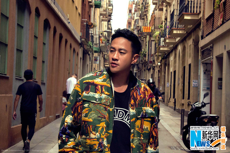 何润东西班牙街头写真首当导演爆瘦惹人疼