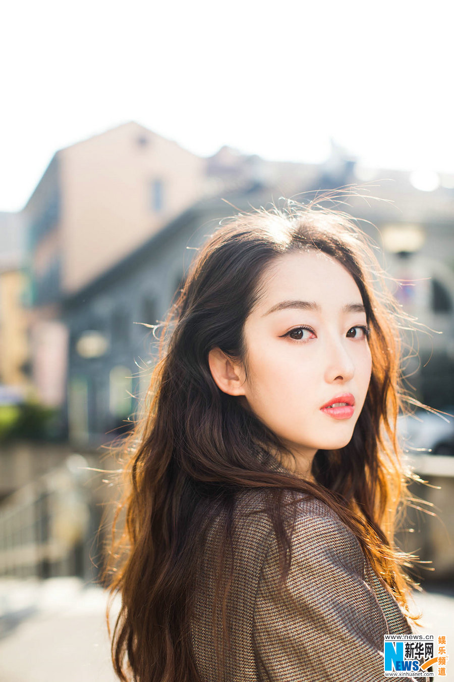 蒋梦婕米兰写真曝光 气质温婉笑容甜美