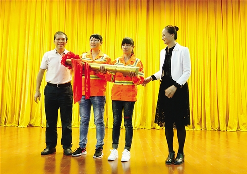 在公租房钥匙交接仪式上,环卫工人领到新房钥匙 南宁晚报记者 刘增璇