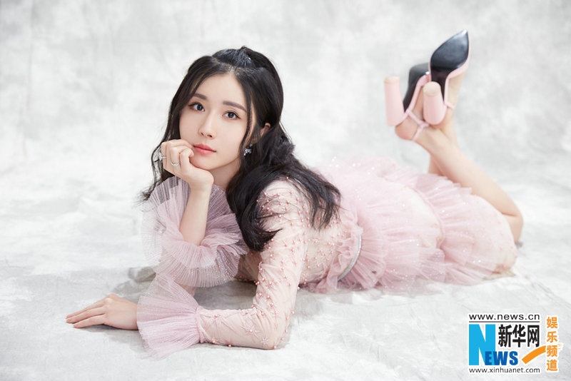 方安娜最新时尚大片曝光 清新妆容娇俏动人 (4)