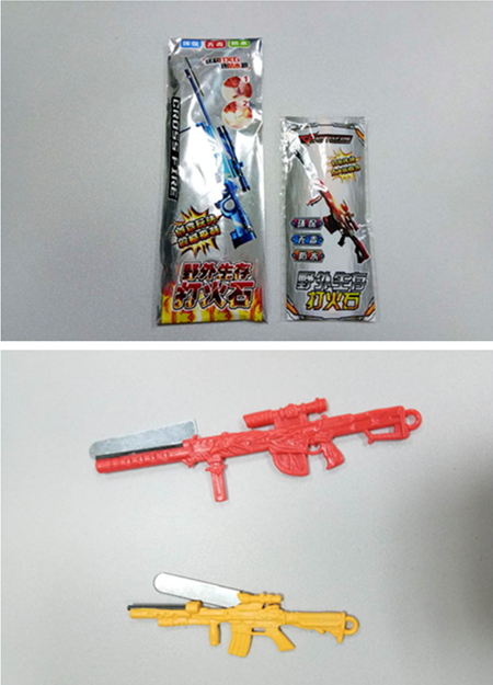 随后,记者买下了1块钱和2块钱两种价位的打火石玩具.