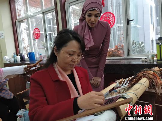 外媒记者体验湘绣制作 惊叹中国传统工艺之美
