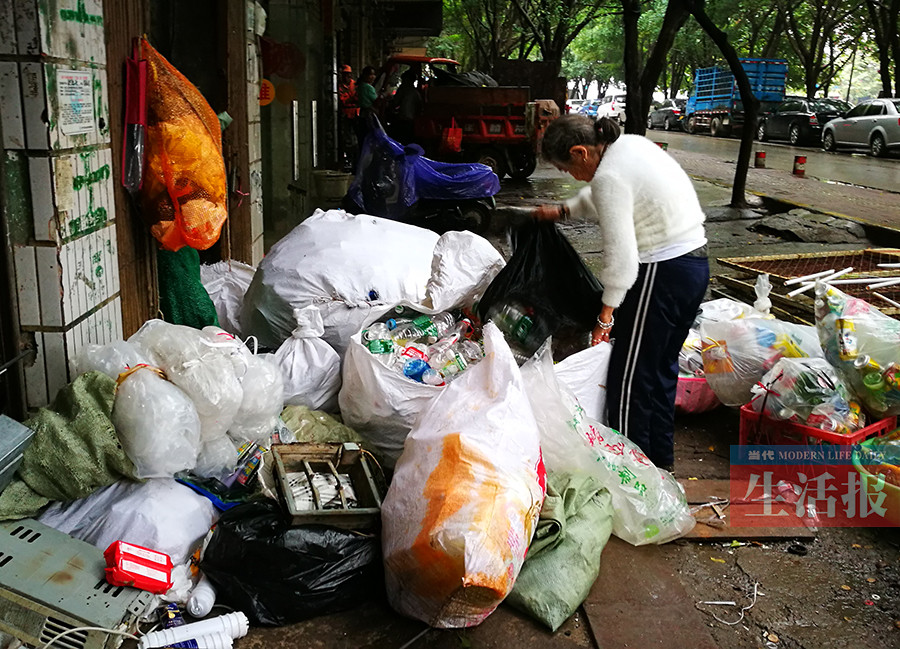 11月17日焦点图南宁一阿婆囤垃圾成瘾臭熏邻居十余年142