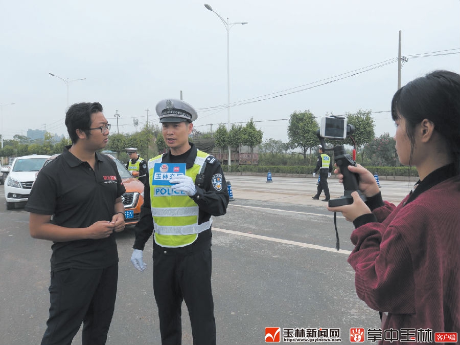 交警執法直播,引7萬網民圍觀