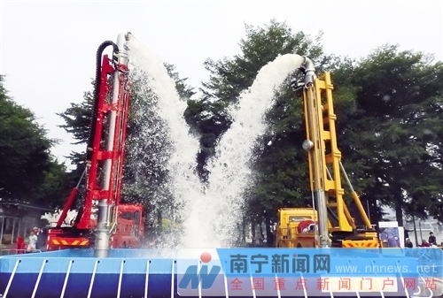 防汛抗旱新产品亮相南宁 机器人一次能救4个落水者