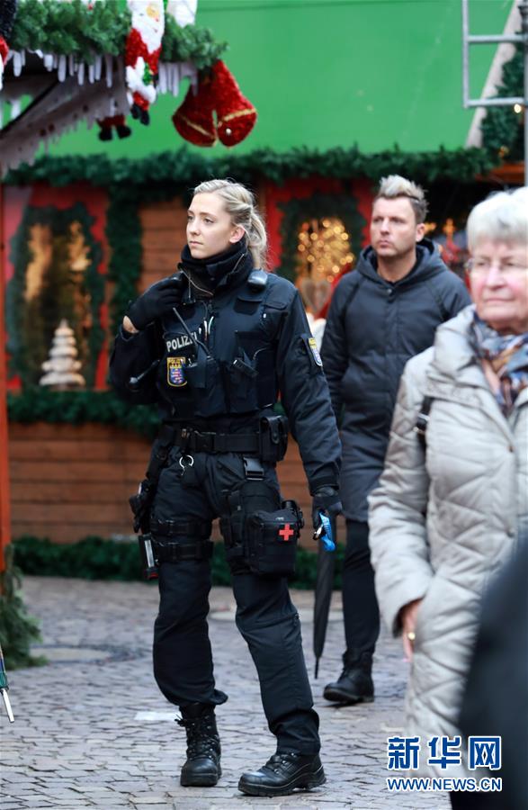 11月28日,德国警察在法兰克福市中心的圣诞市场警戒.