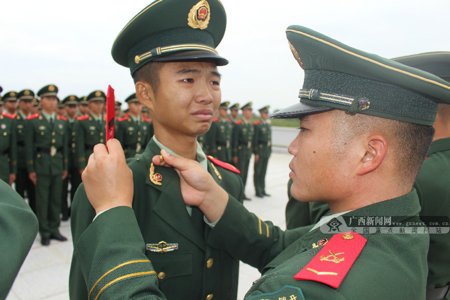 高清:向烈士纪念碑誓言 广西海警总队新兵授衔