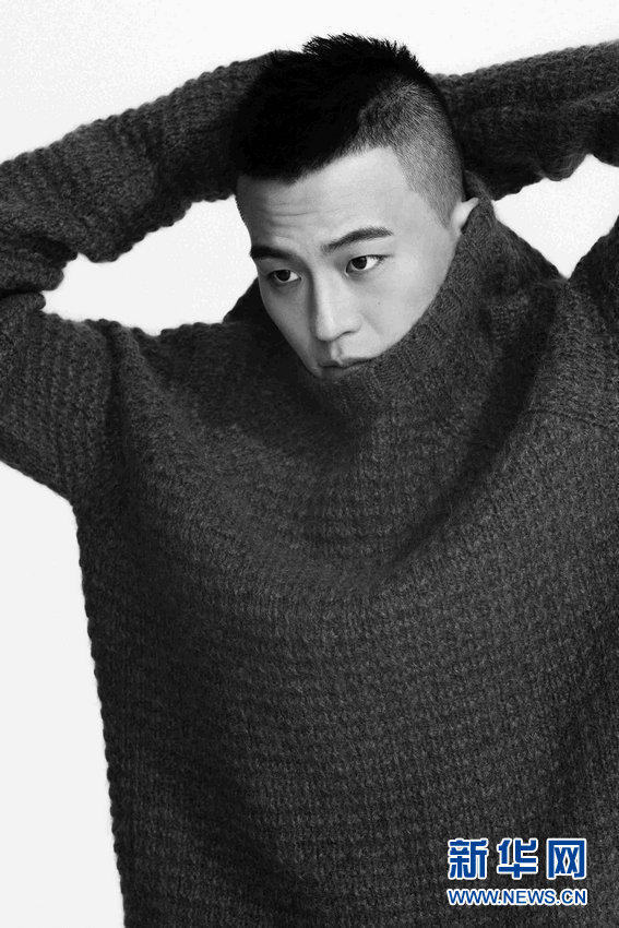 欧豪黑白极简写真曝光浅露酒窝展招牌笑容7