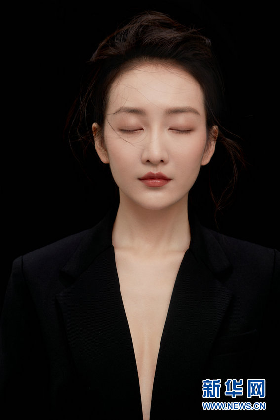 王鸥黑色西装硬朗干练 纯粹从容展英气之美 (5)