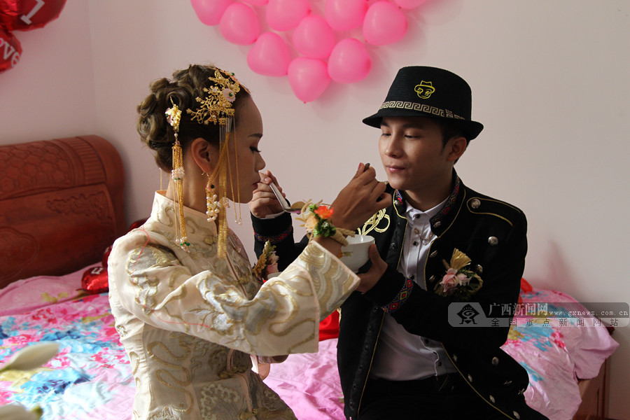 [高清]达人秀冠军卓君娶"班花" 完成《稻草人之恋》 (1/8)