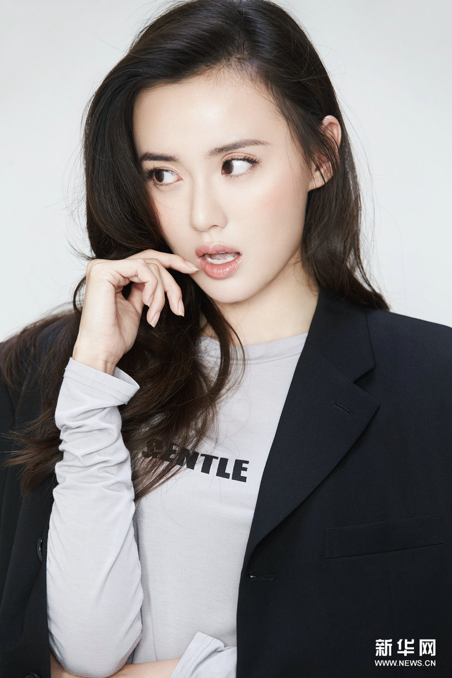 江铠同写真大片知性与随性结合展时尚魅力3