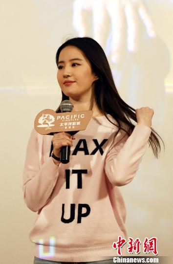 刘亦菲在见面会上. 安源 摄