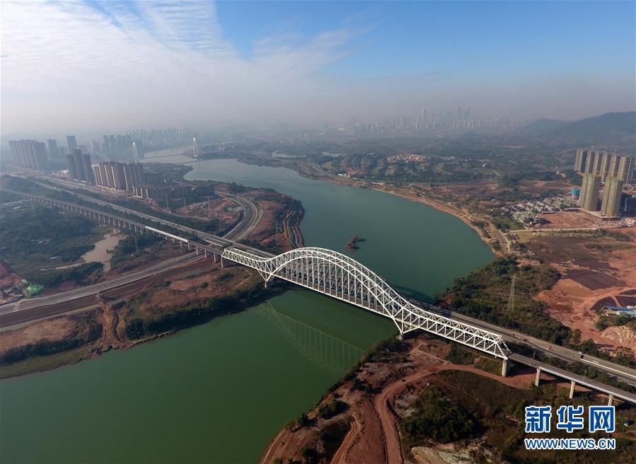 这是广西南宁至北海高速公路和南宁至北海铁路邕江三岸大桥(12月21日