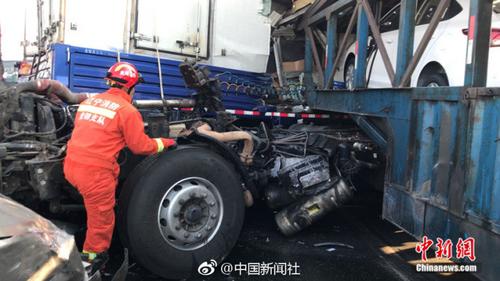 京沈高速盘锦路段30多辆车连环相撞(图)