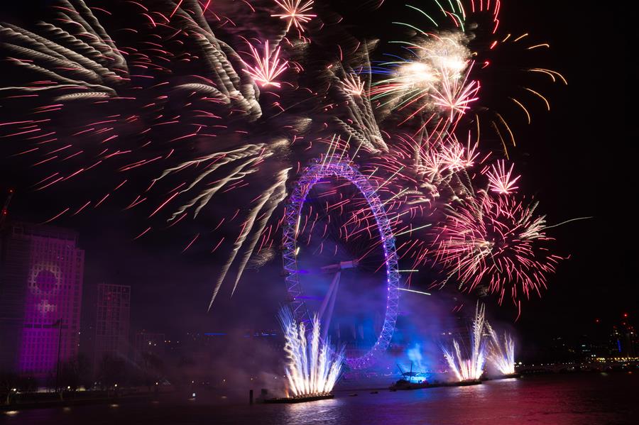 1月1日,在英国伦敦,烟花绽放在伦敦眼上空,喜迎新年.