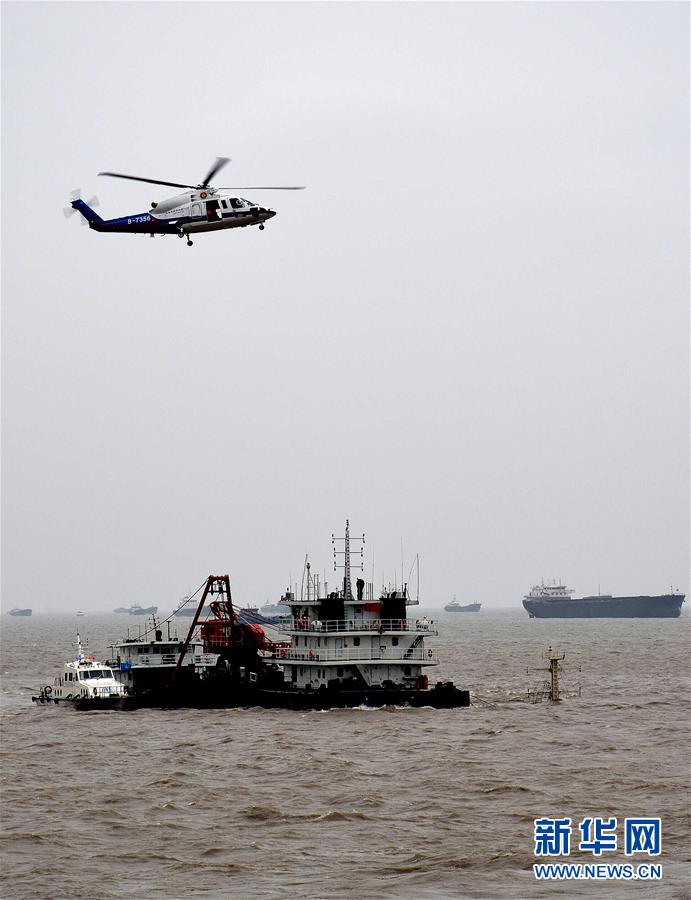 上海吴淞口锚地一船沉没 3人获救10人仍在搜救 (2)