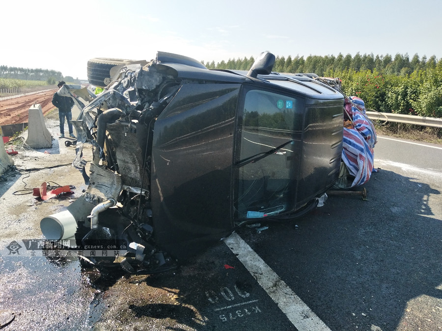 泉南高速公路一皮卡车失控侧翻致三人受伤组图25