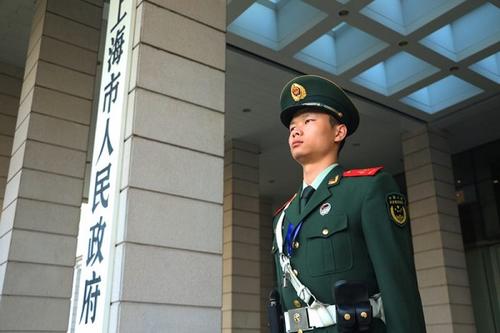 见父母不能叫"爸妈" 申城第一哨站岗的"潜规则"