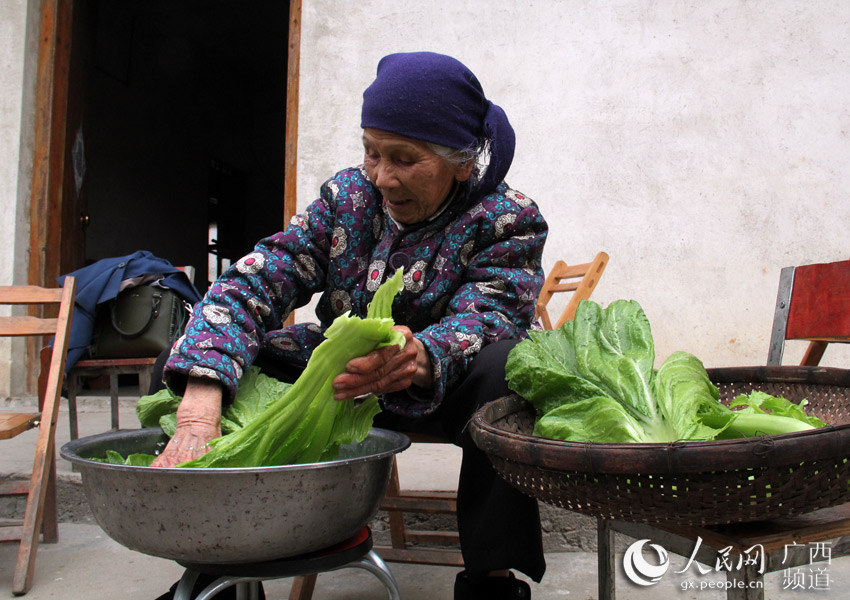 云自兰老人正在洗菜