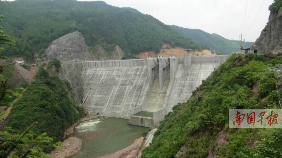 1月17日上午,位于漓江上游兴安县境内的斧子口水库正式下闸蓄水